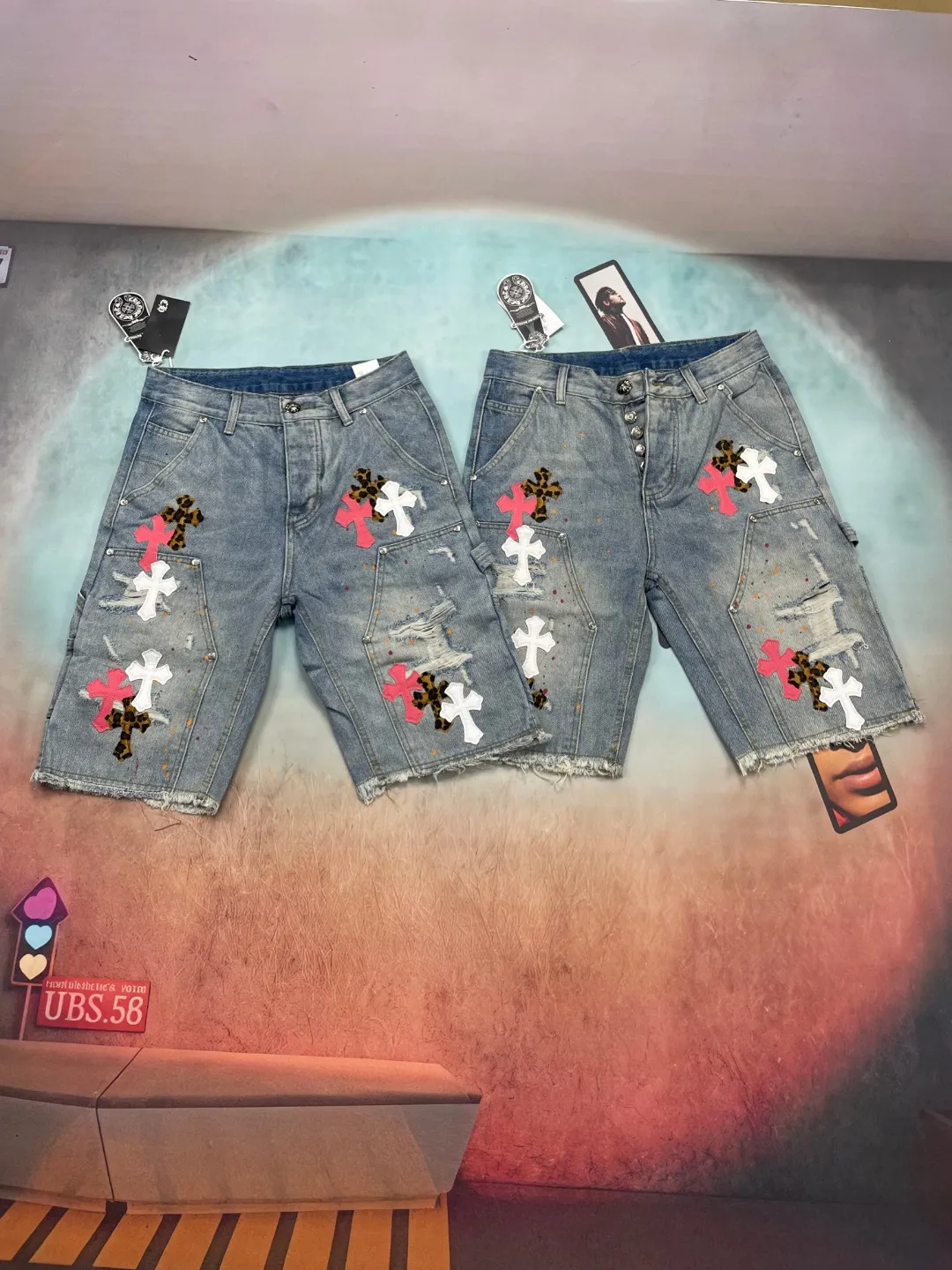 🅿️240 🔘Model No.-KL501 🔘Croxin𝐂𝐡𝐫𝐨𝐦𝐞 𝐇𝐞𝐚𝐫𝐭 CH blue and white three-color leather splash-ink American workwear denim shorts* The brand Croxin is well-known in the fashion circle. The details and design of these shorts are amazing. They use real Levi's jeans bottoms, which are taken apart and then spliced ​​together. This process is too heavy-duty. The hardware is all custom-made from molds, and the texture is superb. The hem is designed with handmade tassels and frayed edges, which is individual and unruly. It is also made of white genuine leather and patched. The blue and white color scheme plus splash-ink elements make it extremely fashionable. The cross pattern is embellished with red, white and leopard print, making it highly recognizable. The washing effect is also very natural, and the overall stitching process is impeccable. The same style for men and women, it looks super stylish when worn, and your handsomeness value skyrockets! The matching suggestions are as follows: Street fashion style: wear a black loose T-shirt with colorful graffiti printed on it, and a short black leather jacket. Wear a pair of black high-top Converse or Nike Dunks, a black baseball cap, and a silver metal necklace to walk on the street, which is full of fashion. Casual fashion style: wear a white simple short-sleeved shirt inside and a light blue denim jacket outside, wear it open. Wear white sneakers and carry a simple black crossbody bag for daily travel, casual and fashionable. Cool and handsome style: Choose a red short crop top and tuck it into shorts. Wear a pair of black thick-soled leather shoes, paired with some metallic bracelets and rings, and go to a music festival or party and you will be the center of attention.  Size: S M L XL XXL (28.30.32.34.36) Color: Blue